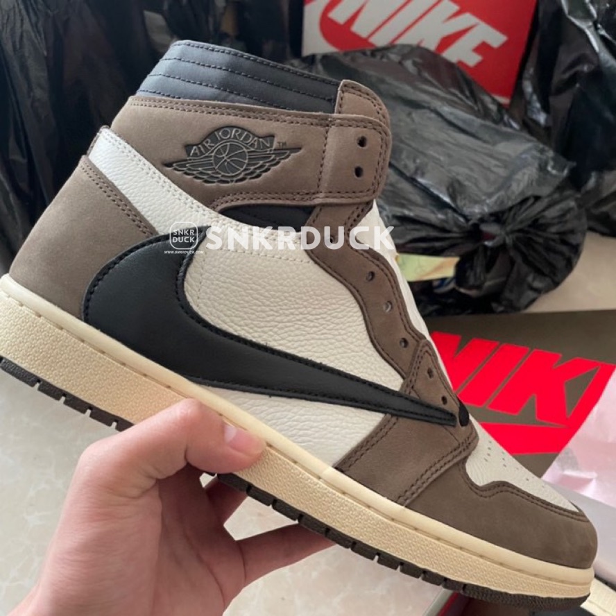 TRAVIS SCOTT × NIKE AIR JORDAN 1 RETRO HIGH OG トラヴィス